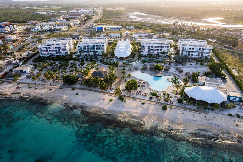 Chogogo Dive & Beach Resort Curaçao beachfront resort with diving facilities, casual atmosphere, and Caribbean Sea access.